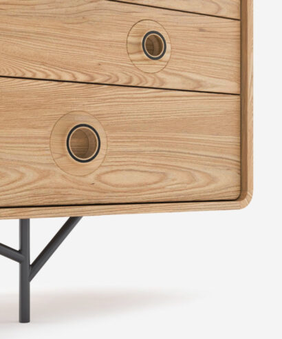 tara-sideboard-handle-detail Λεπτομέρεια του δρύινου μπουφέ Tara με στρογγυλές ενσωματωμένες λαβές και μαύρη μεταλλική βάση.