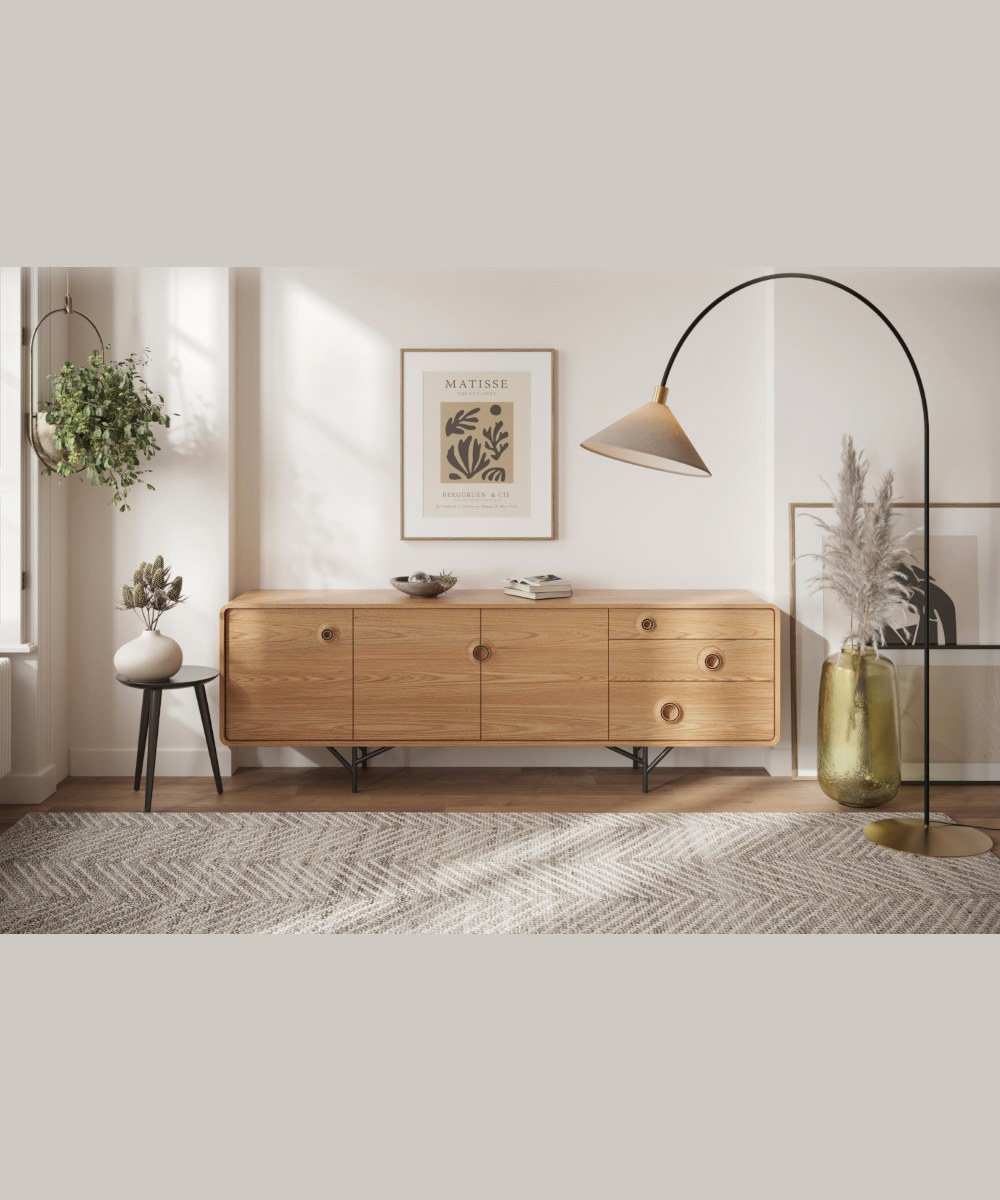 tara-sideboard-living-room Δρύινος μπουφές Tara με πόρτες και συρτάρια σε μοντέρνο καθιστικό.