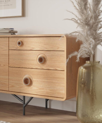 tara-sideboard-right-detail Δρύινος μπουφές Tara με συρτάρια, στρογγυλές λαβές και μαύρη μεταλλική βάση, πλάγια δεξιά όψη.